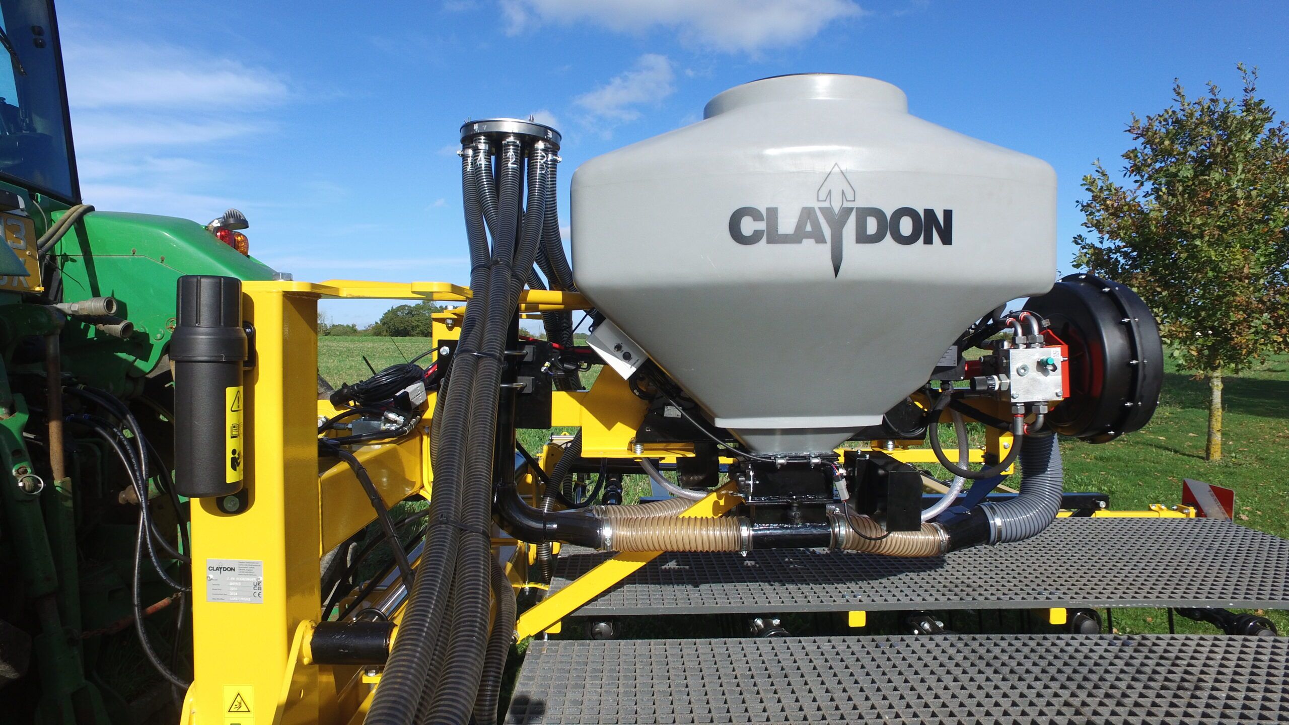 АПЛИКАТОР CLAYDON NUTRISEEDER ЗА ПАЛЦЕВА БРАНА 7.5M