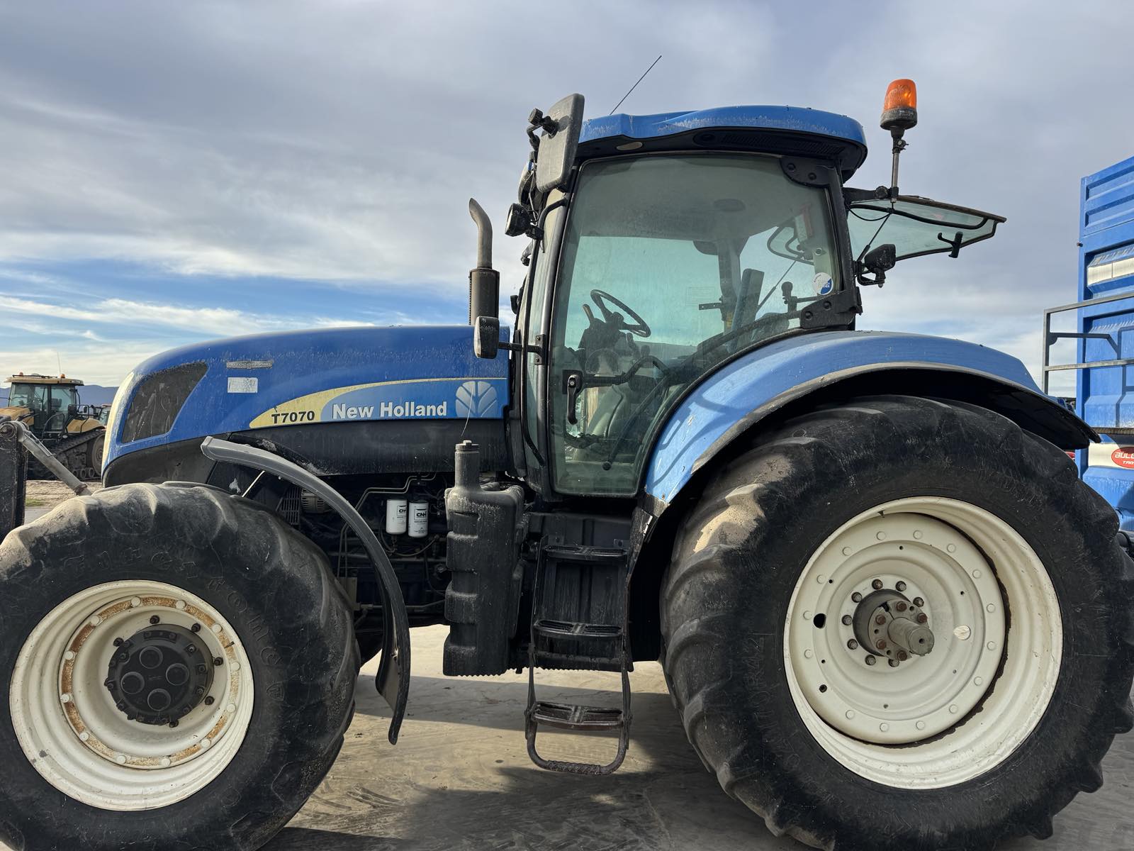Used Tractor NEW HOLLAND T7070